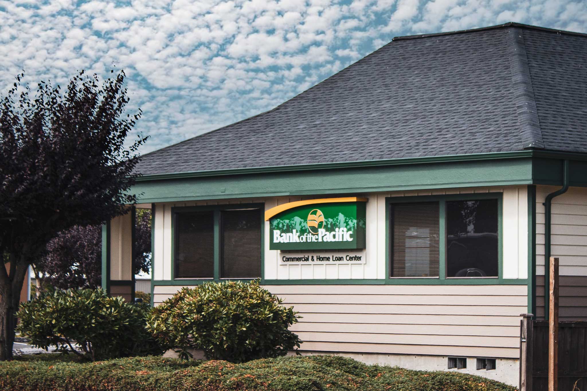 financial-bank-of-the-pacific-burlington-exterior-building-cabinet-sign