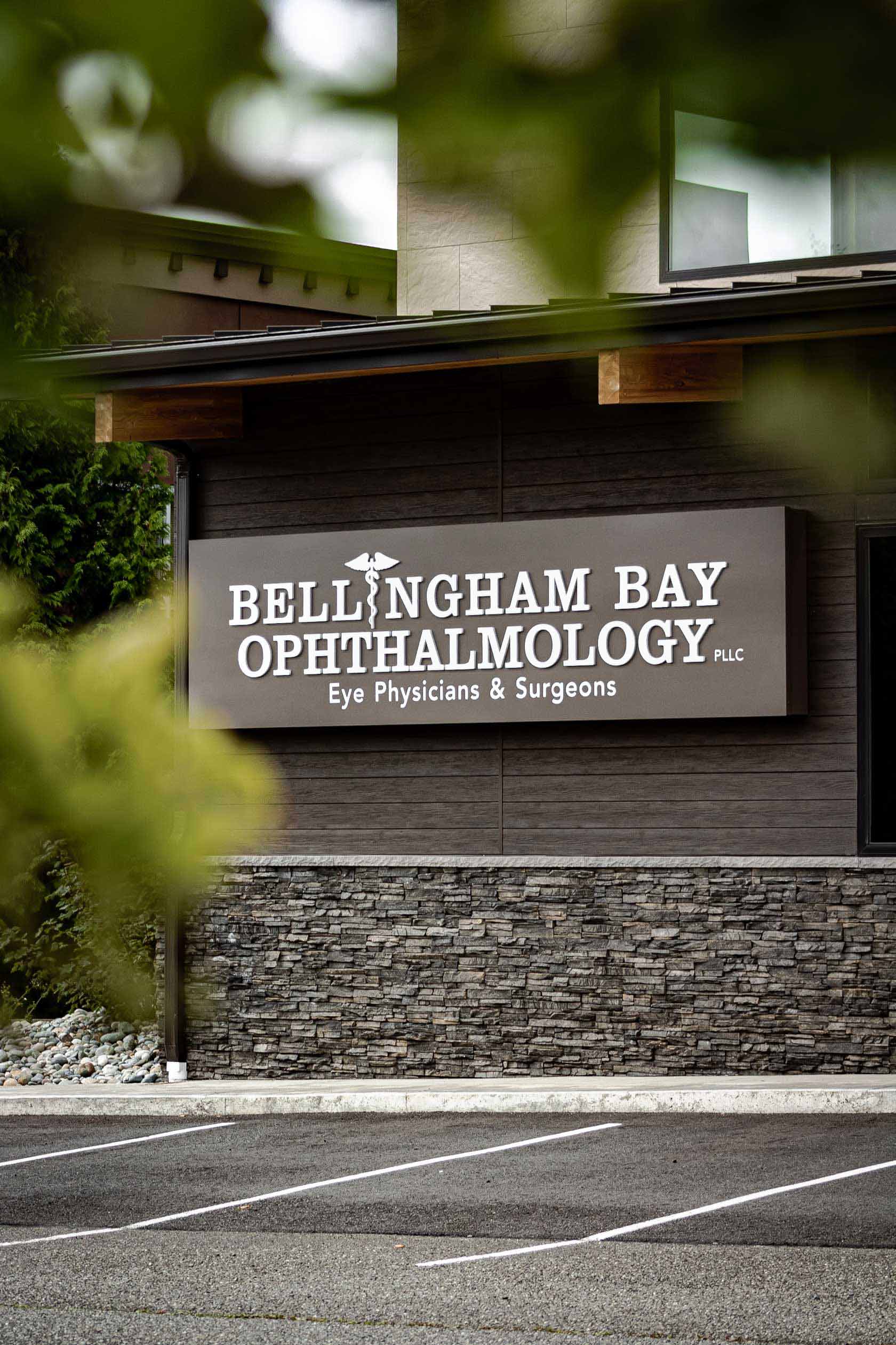 healthcare-bellingham-bay-ophthalmology-building-sign-vertical