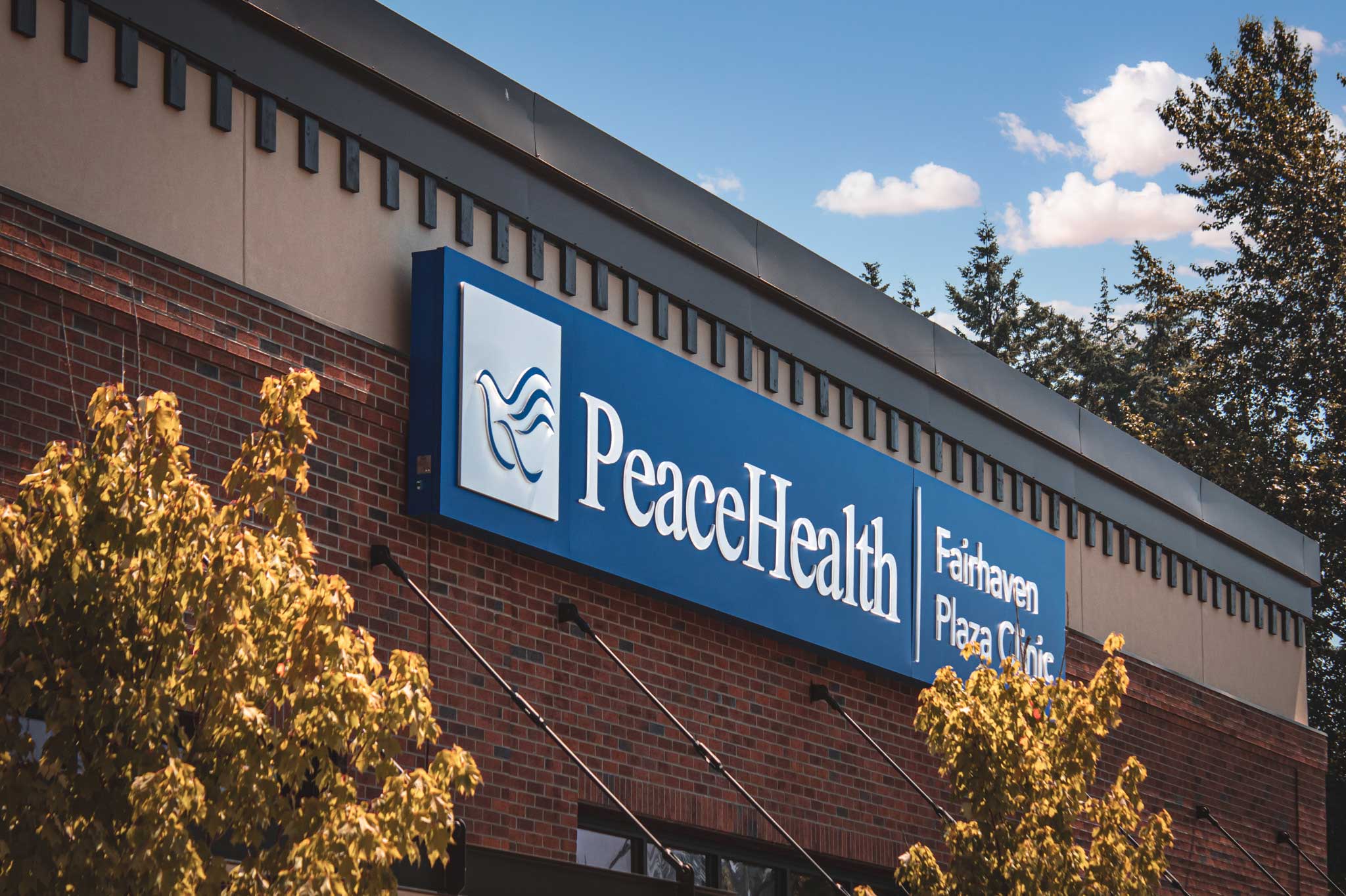 healthcare-peace-health-fairhaven-plaza-clinic-exterior-wayfinding-sign