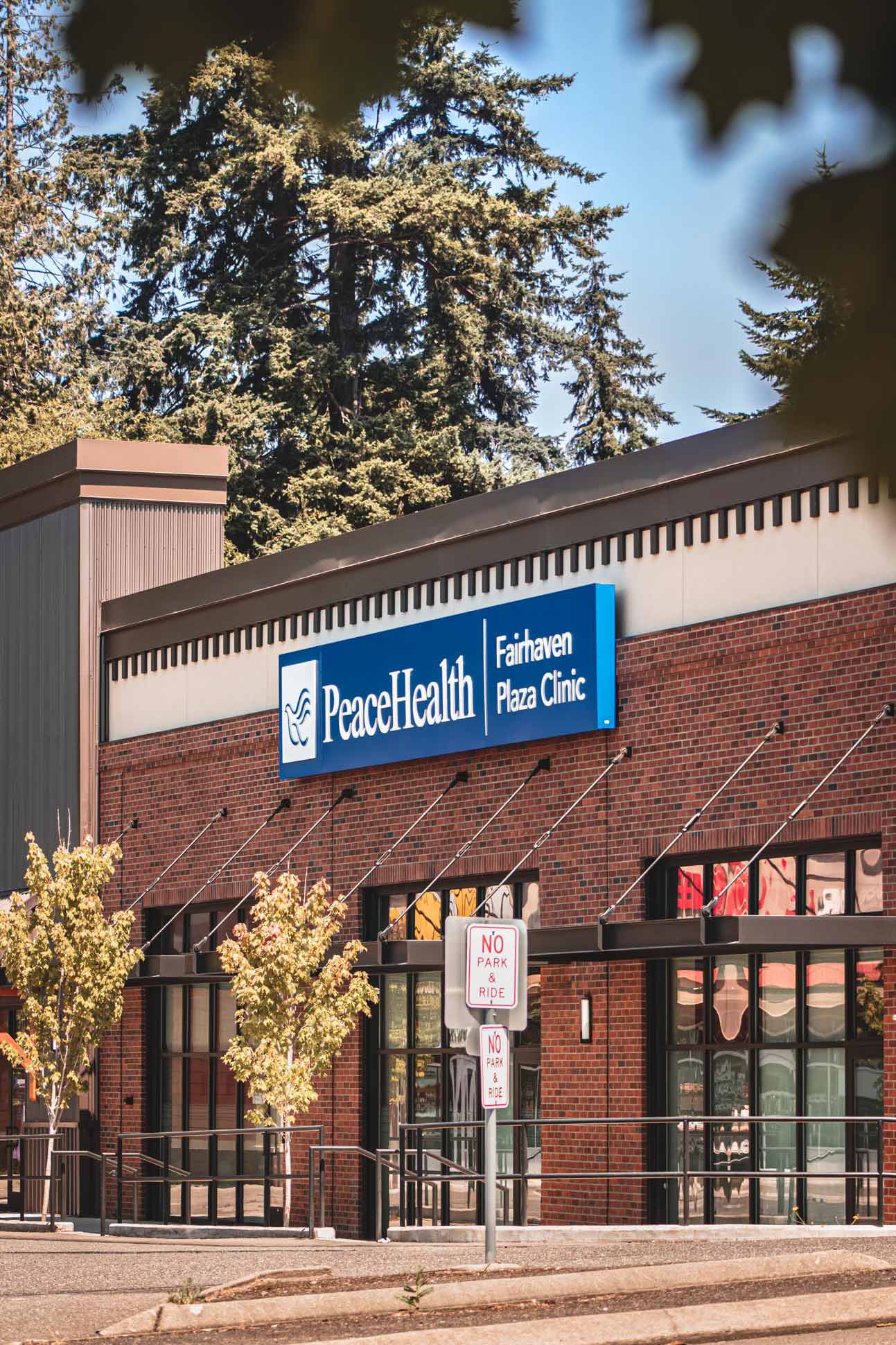 healthcare-peace-health-fairhaven-plaza-clinic-cabinet-sign-street-view