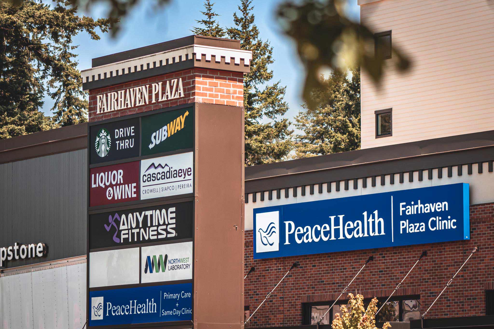 healthcare-peace-health-fairhaven-plaza-clinic-monument-sign-graphics