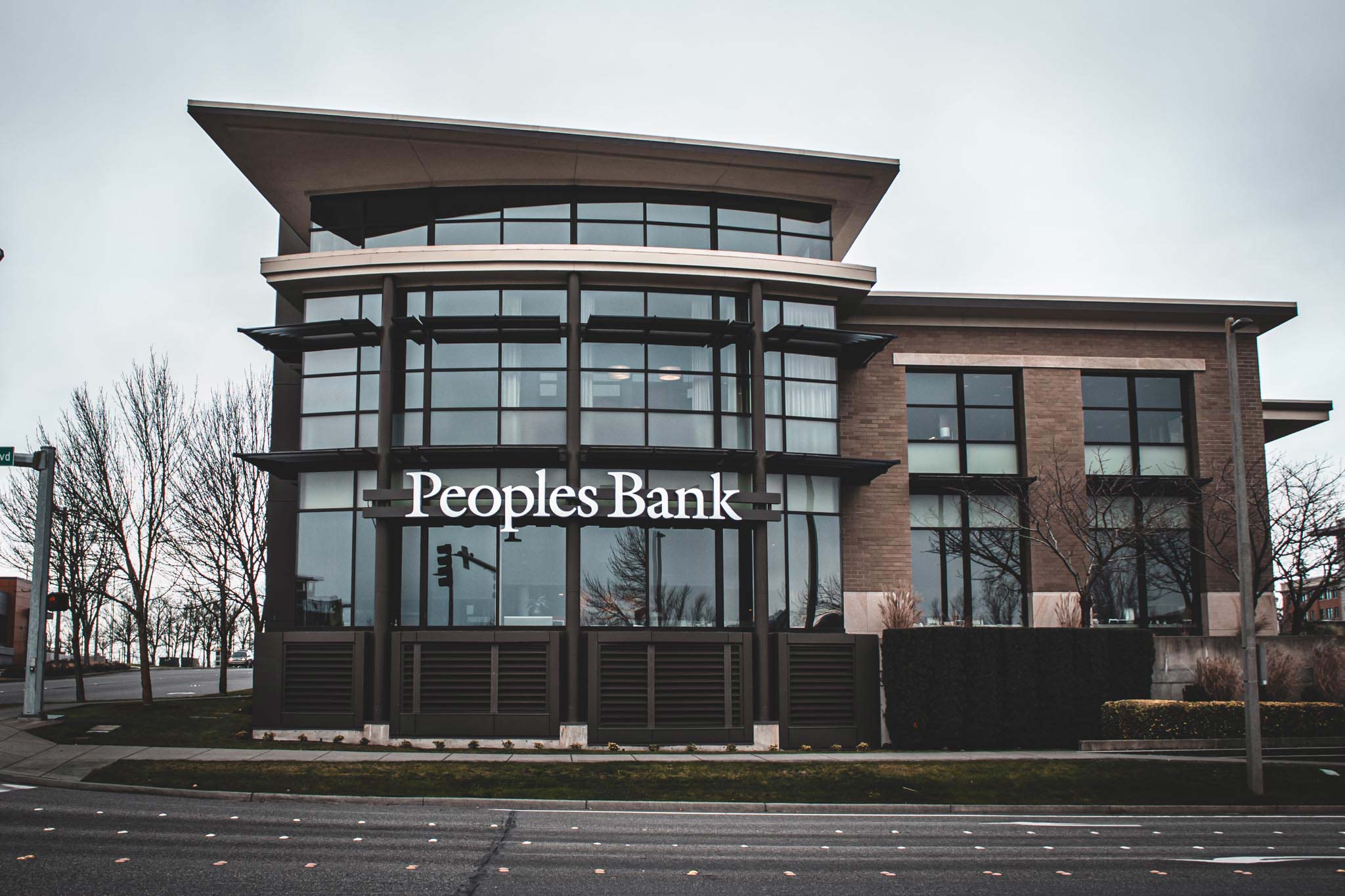 financial-peoples-bank-building-channel-letter-sign-front-view