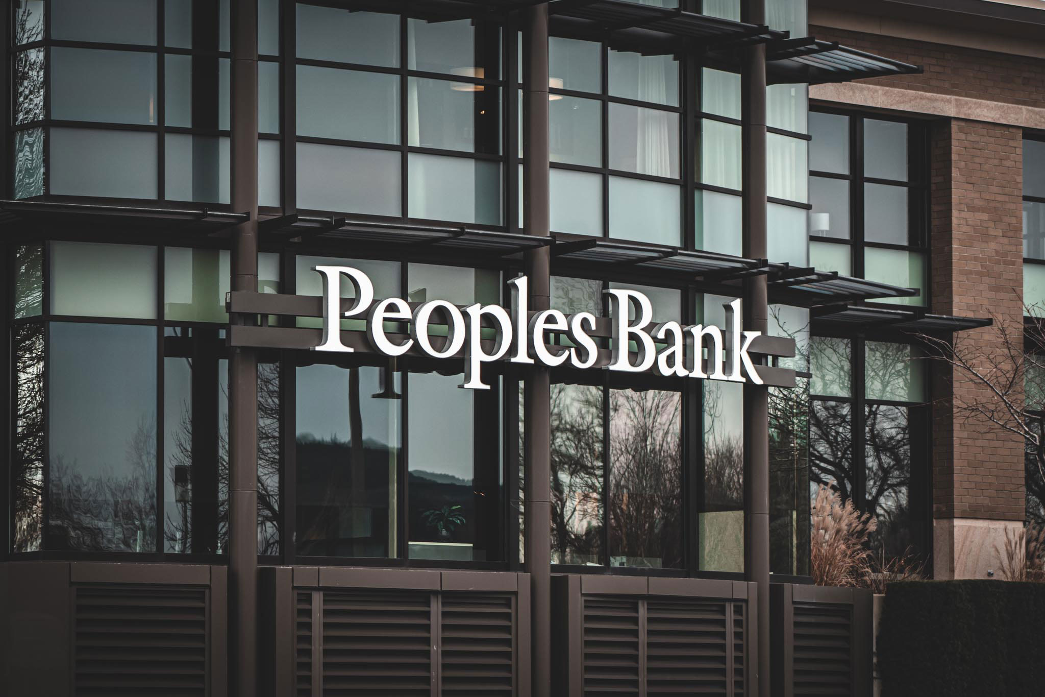 financial-peoples-bank-custom-curved-channel-letter-sign