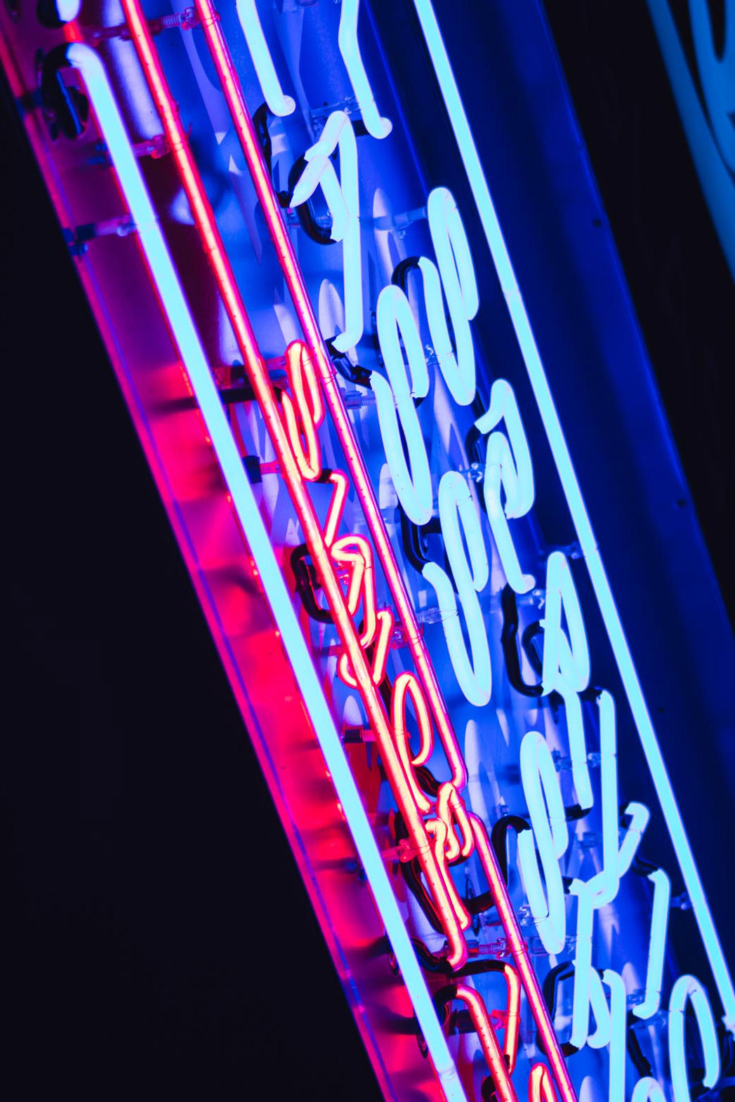 louis-auto-glass-neon-sign-illuminated-night-closeup